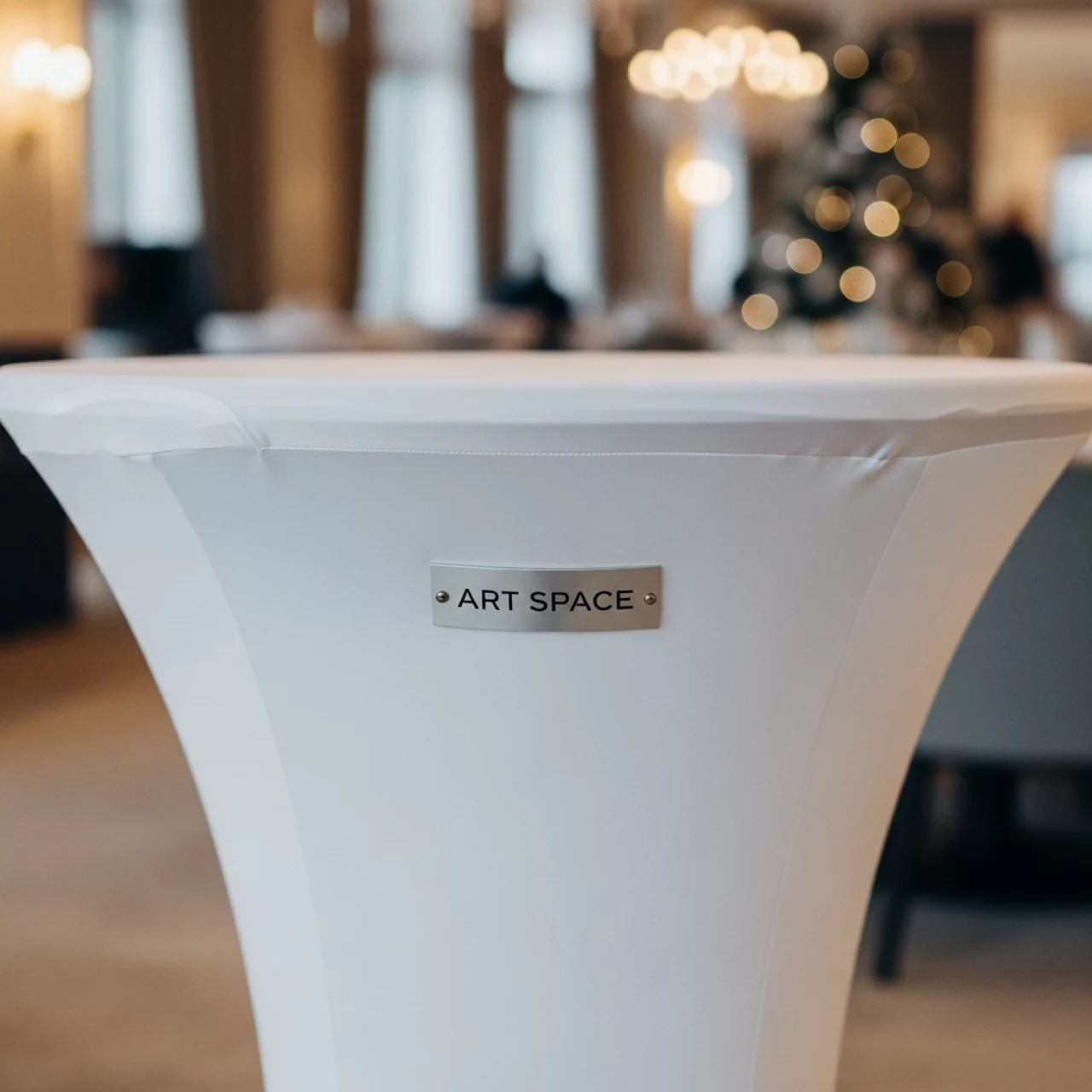 Аренда Стол коктейльный круглый с белой стрейч скатертью D 70хH 105 см 02 160WT в ресторане «Высота 5642» — ART SPACE