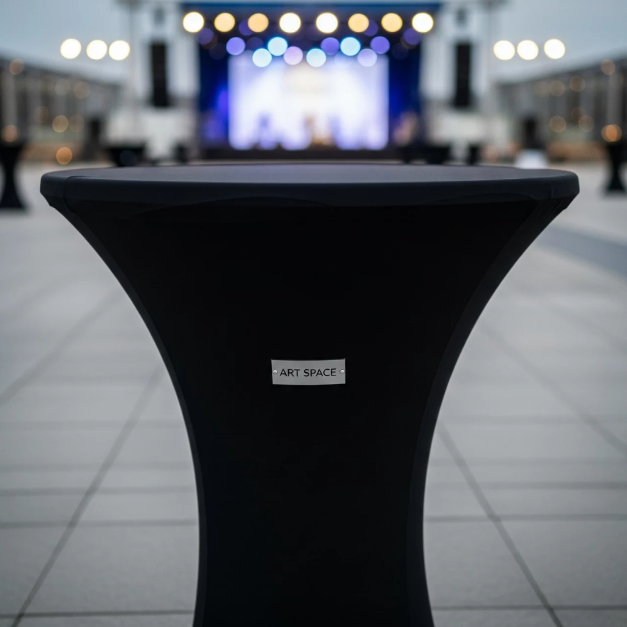 Аренда Стол коктейльный круглый с черной стрейч скатертью 70х105 см в отеле «Богатырь» — ART SPACE