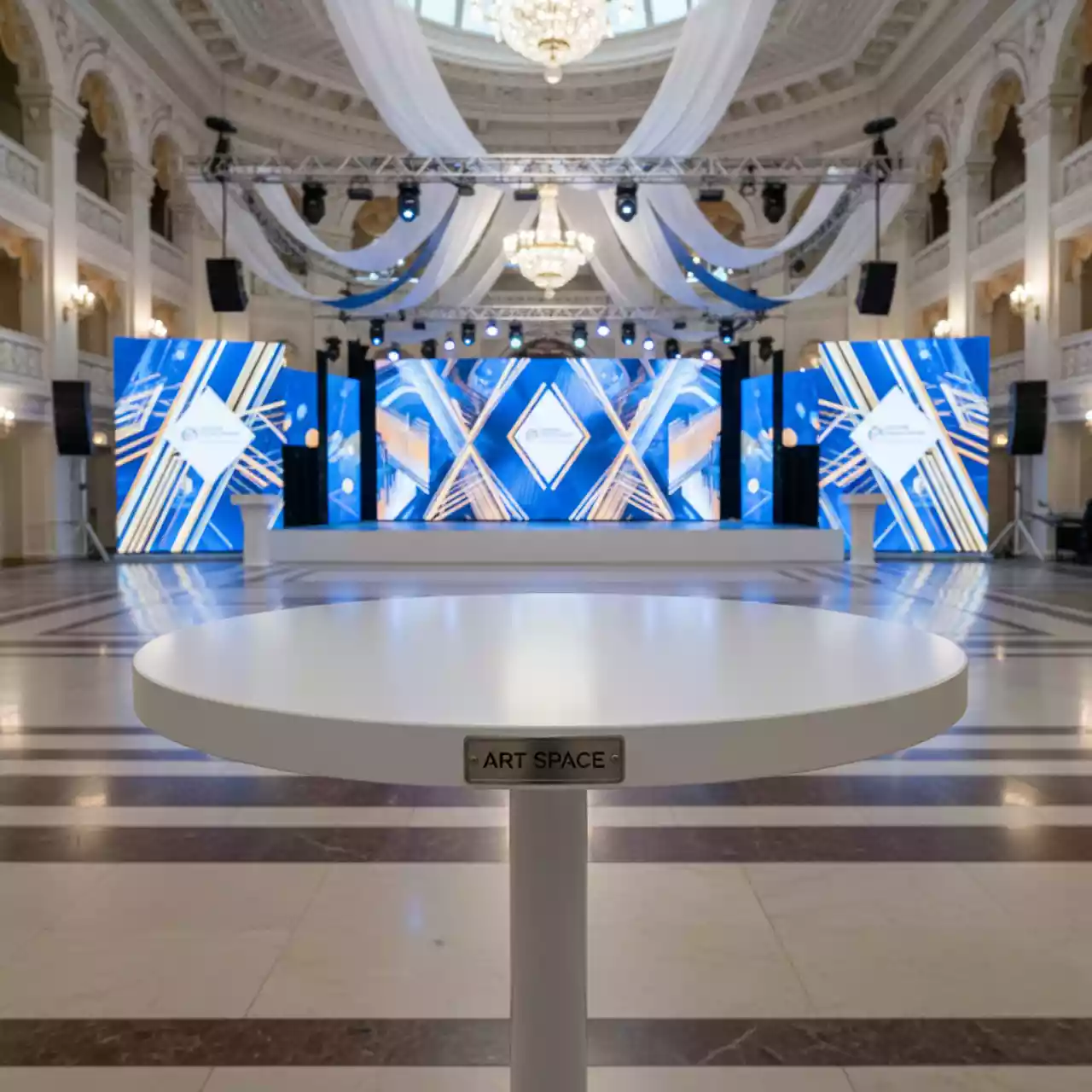 Аренда Стол коктейльный Loft белый дерево и металл 70 см в Зимнем театре — ART SPACE