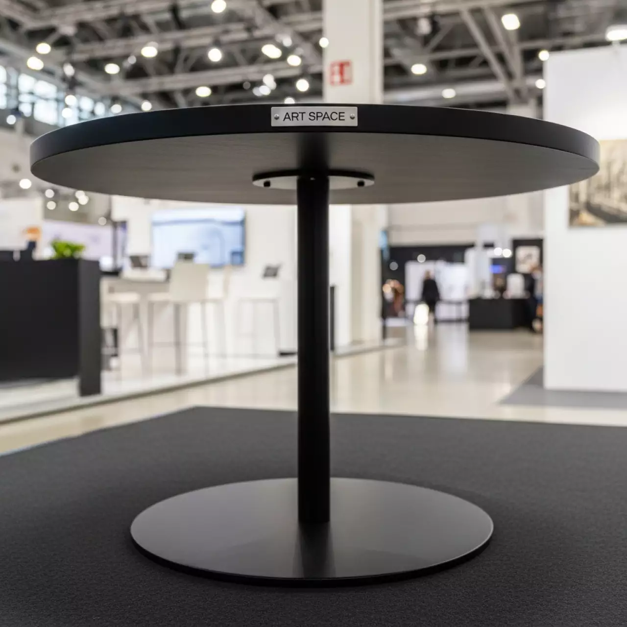 Аренда Стол коктейльный Smash черный Ø700 мм в Radisson Hotel Rosa Khutor — ART SPACE