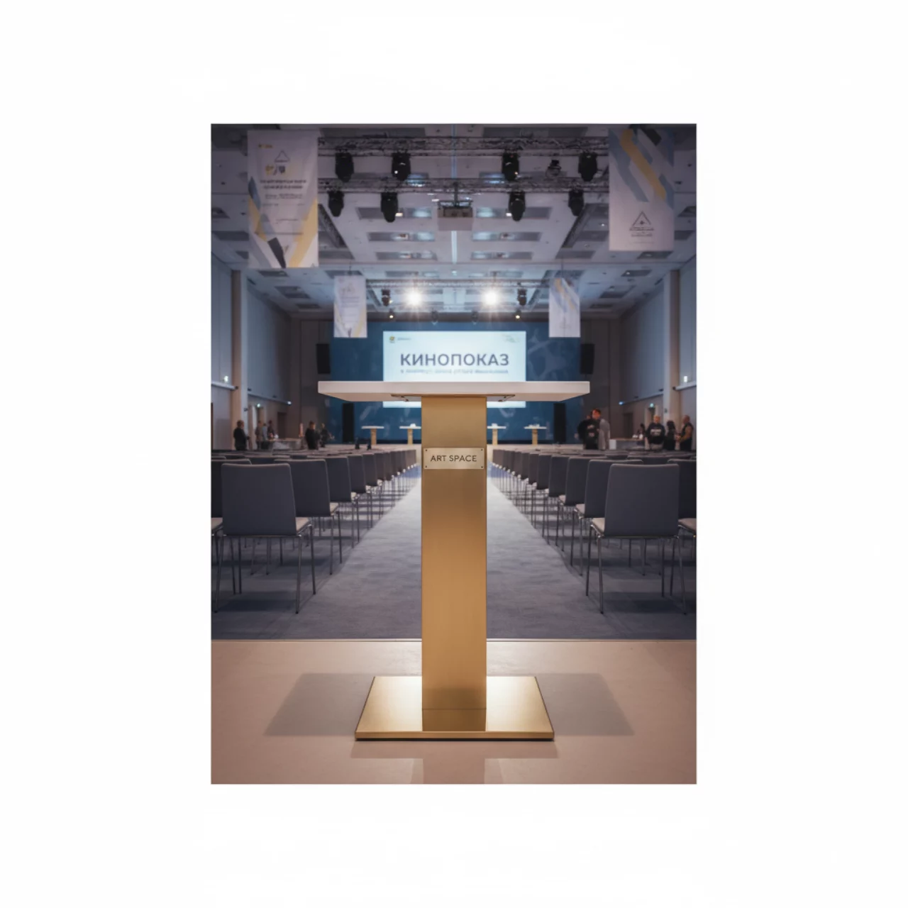 Аренда Стол коктейльный золотой с белой поверхностью Император 110х60 см в конгресс-холле отеля Жемчужина — ART SPACE