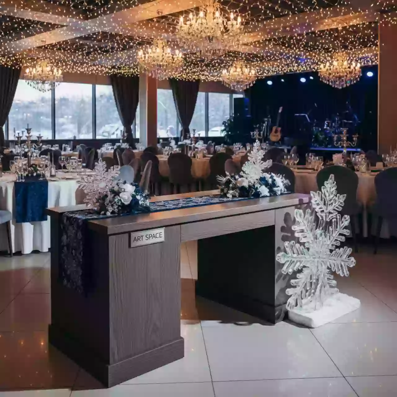 Аренда Стол компактный правый ясень шимо 160х120 в ресторане «Voda» — ART SPACE