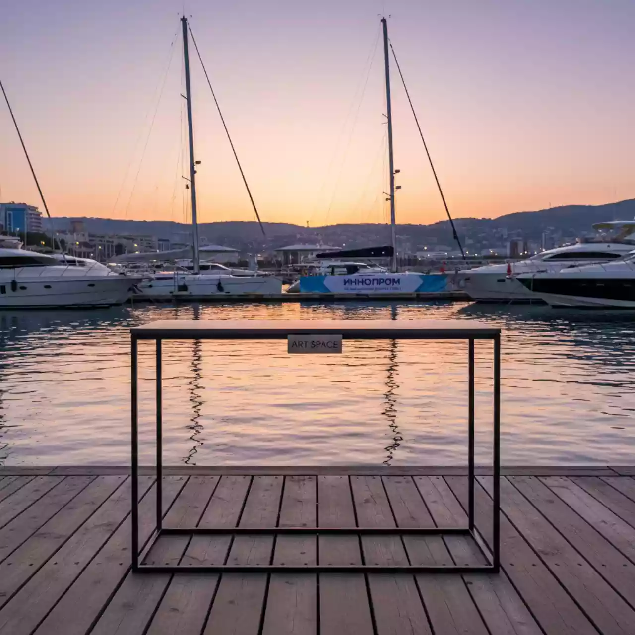 Аренда Стол консольный Soho на парусной регате (Сочи) — ART SPACE