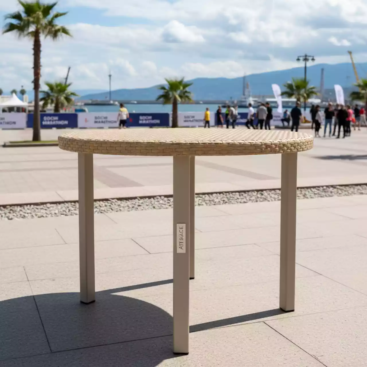 Аренда Стол круглый алюминиевый искусственный ротанг D 80 Bamboo на территории Морпорта Сочи — ART SPACE