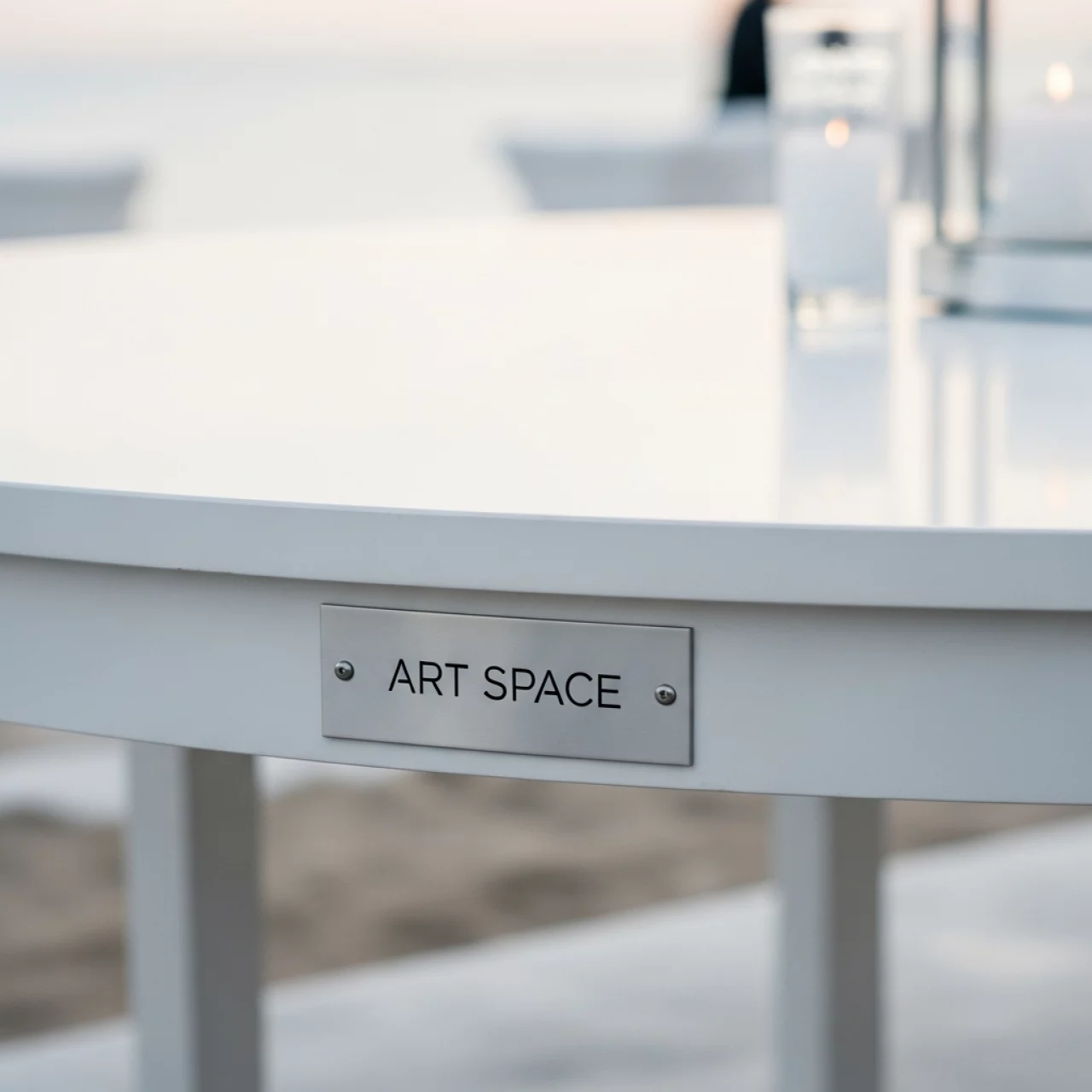 Аренда Стол круглый белый D 180 см на пляже «Ривьера» — ART SPACE