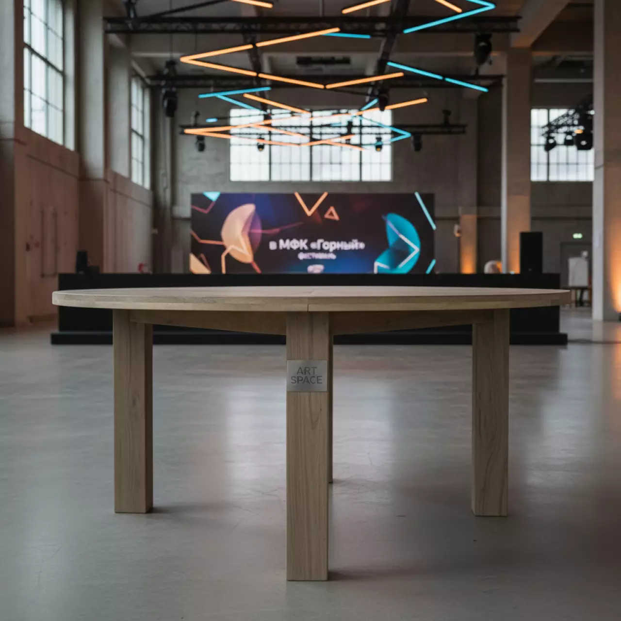 Аренда Стол круглый Circus Ø160 см тик в МФК «Горный» — ART SPACE