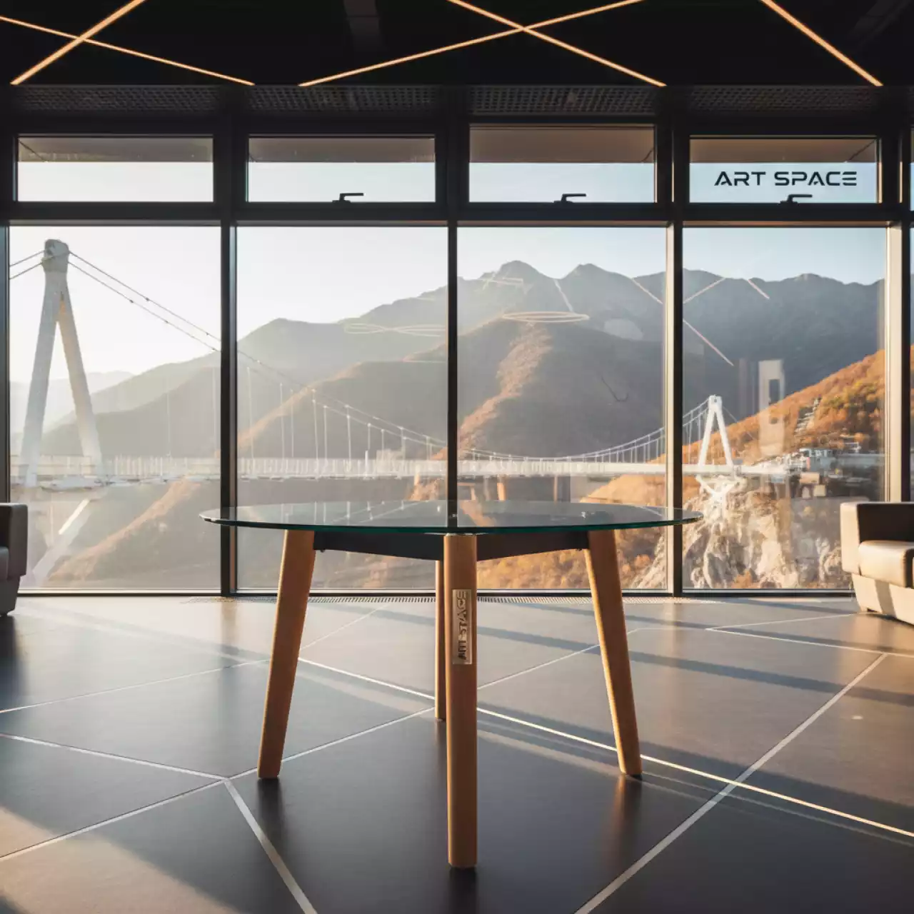 Аренда Стол круглый Eames DSW New D 80 прозрачное стекло в Skypark Sochi — ART SPACE