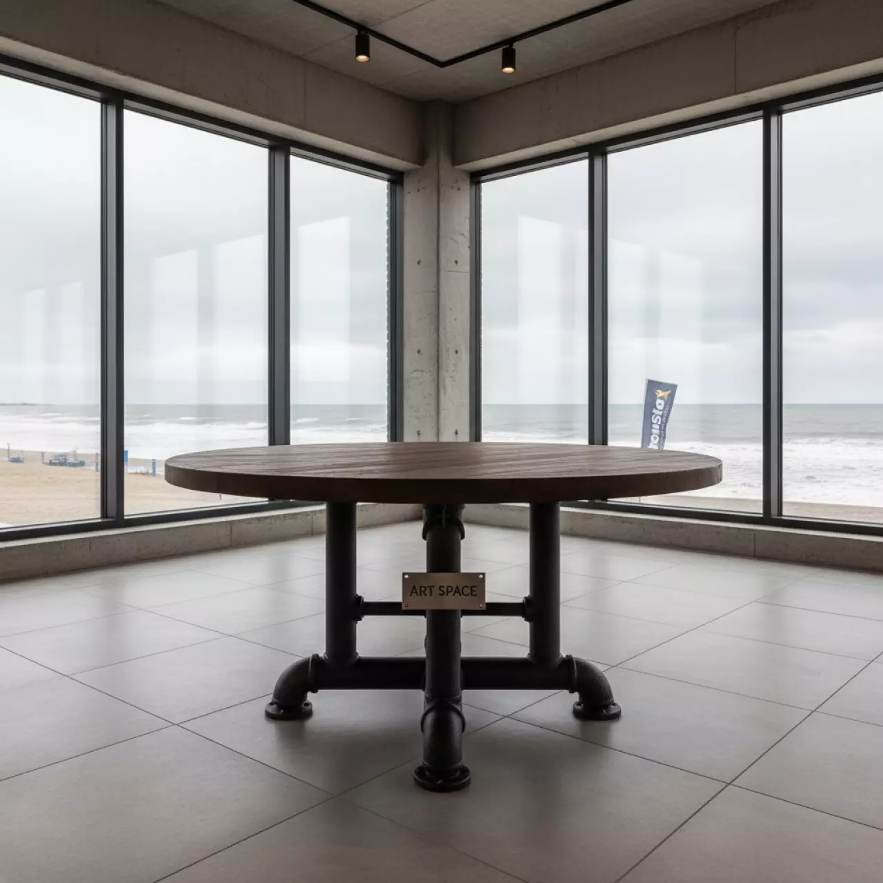 Аренда Стол круглый коричневый диаметр 120 см высота 75 см в пляжном комплексе VinoGrad — ART SPACE