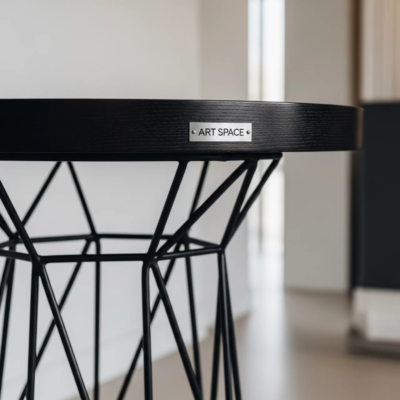 Аренда Стол круглый Милан диаметр 70 см пруток эбен в ресторане «D.O.M» — ART SPACE