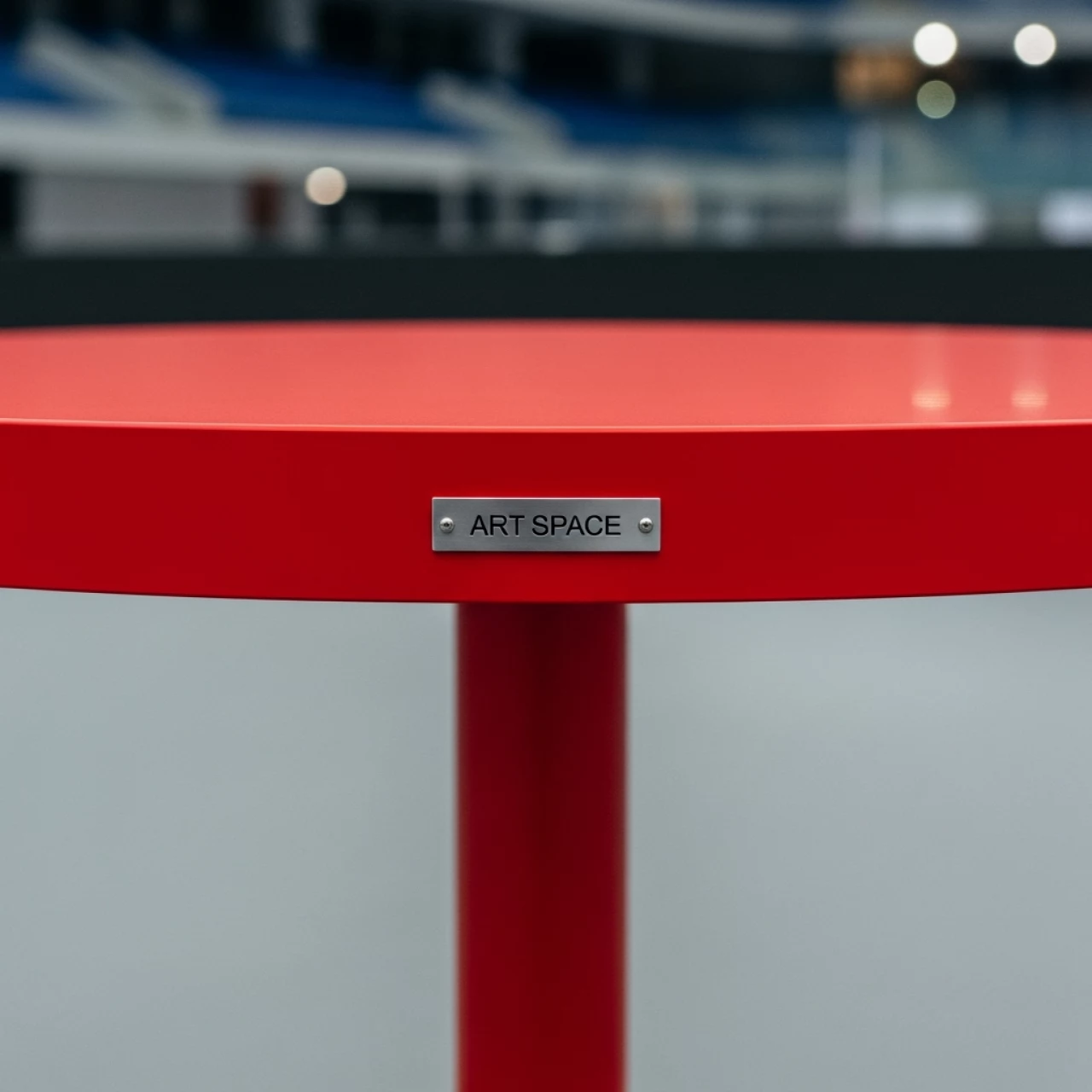 Аренда Стол круглый пластиковый красный 90 см в ледовой арене «Шайба» — ART SPACE