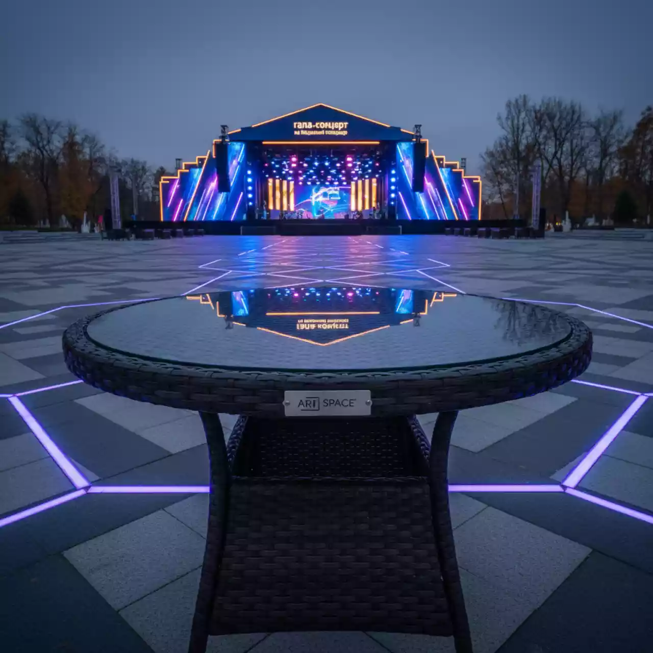 Аренда Стол круглый плетеный YH T1661G 2 на Медальной площади — ART SPACE