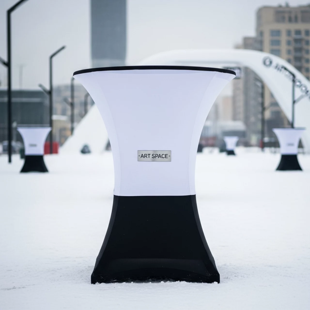 Аренда Стол круглый Royal Family TOM из пластика белый черный в МФК «Горный» — ART SPACE