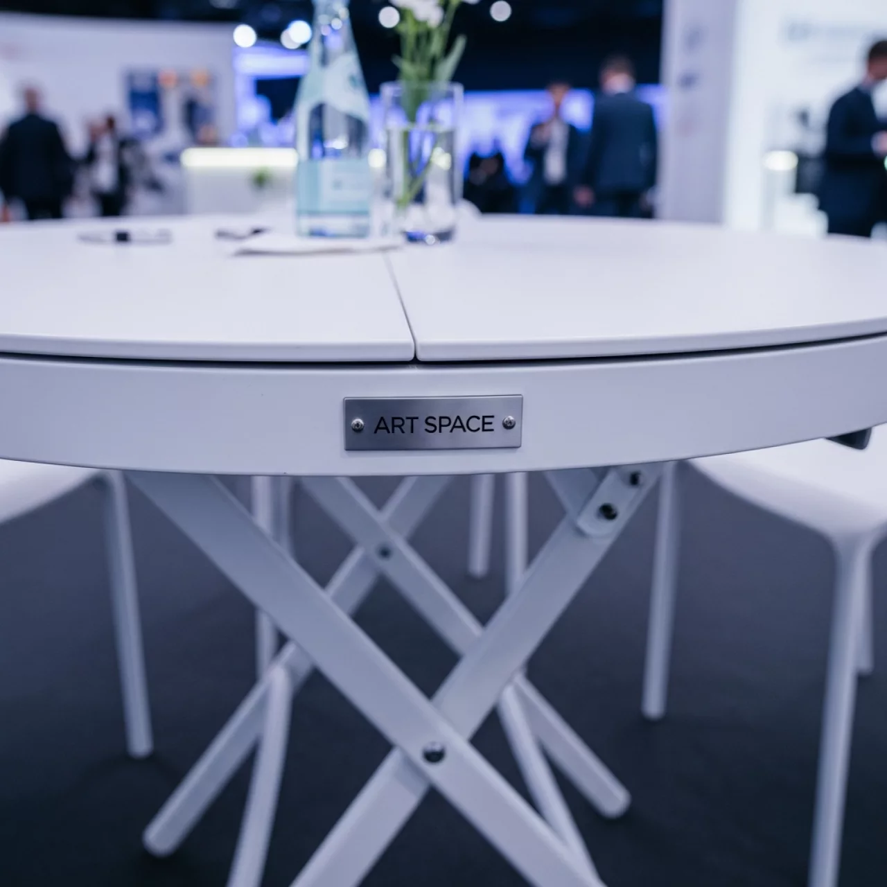 Аренда Стол круглый складной пластиковый Кейт 116 в Omega Sirius — ART SPACE