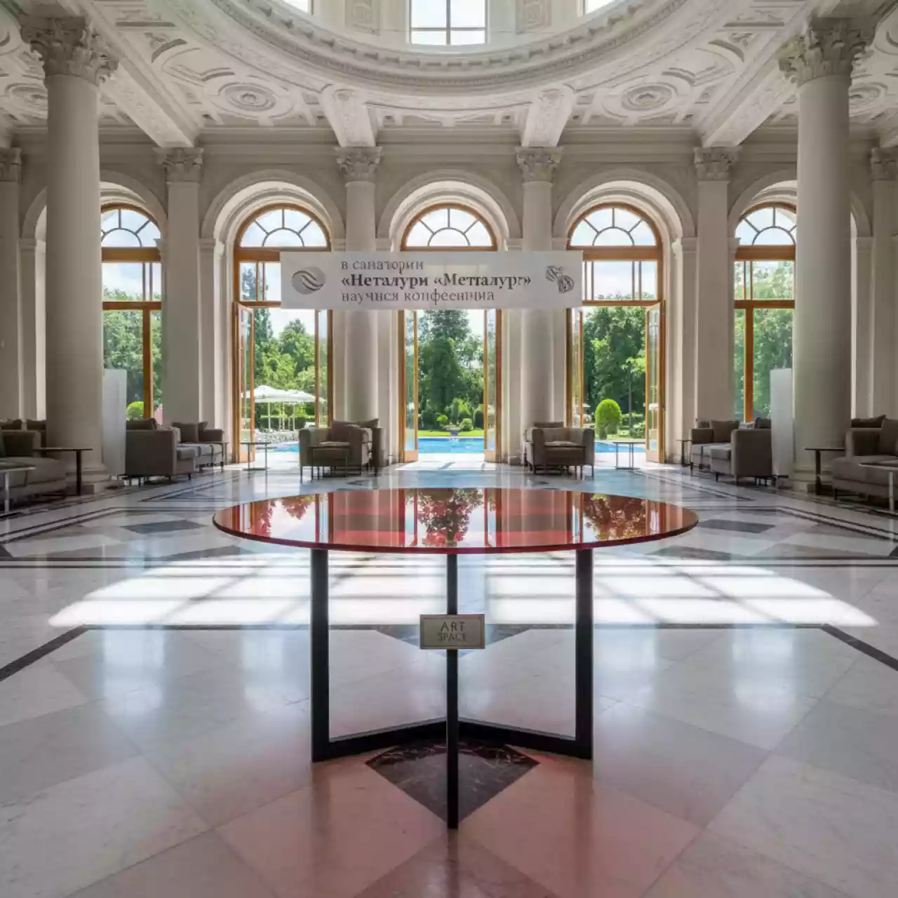 Аренда Стол круглый стеклянный Rozana диаметр 70 см красный 02 017RD в санатории «Металлург» — ART SPACE