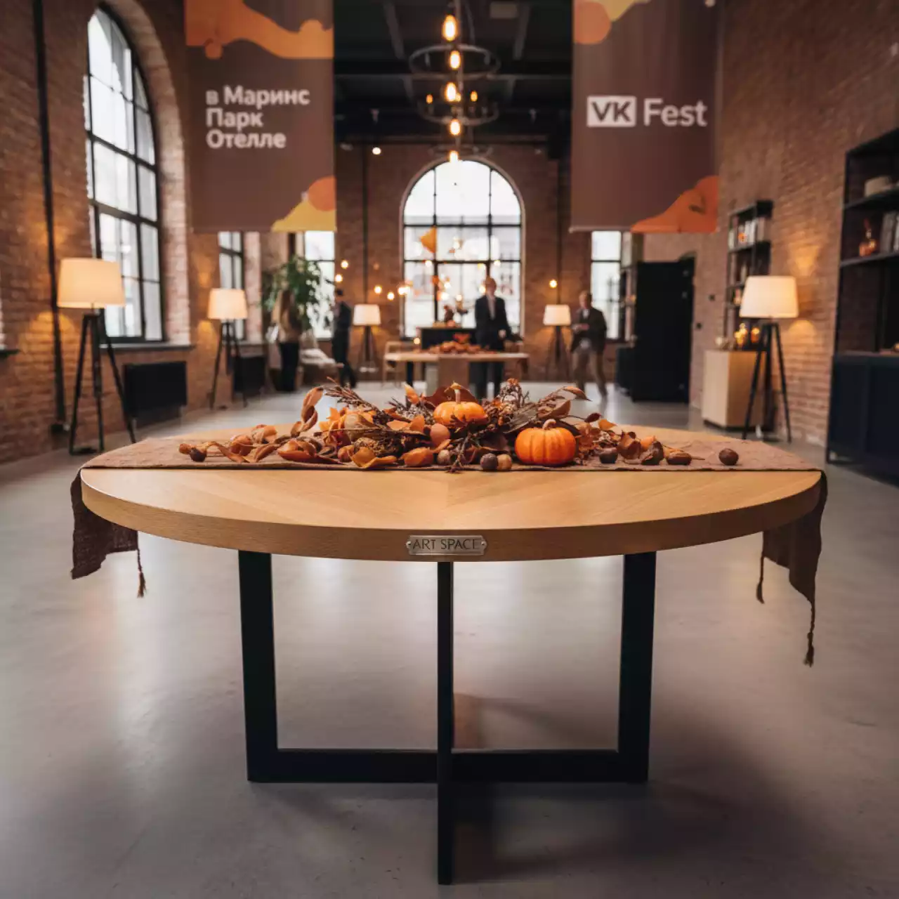 Аренда Стол круглый светло коричневый D 120 см в Маринс Парк Отеле — ART SPACE