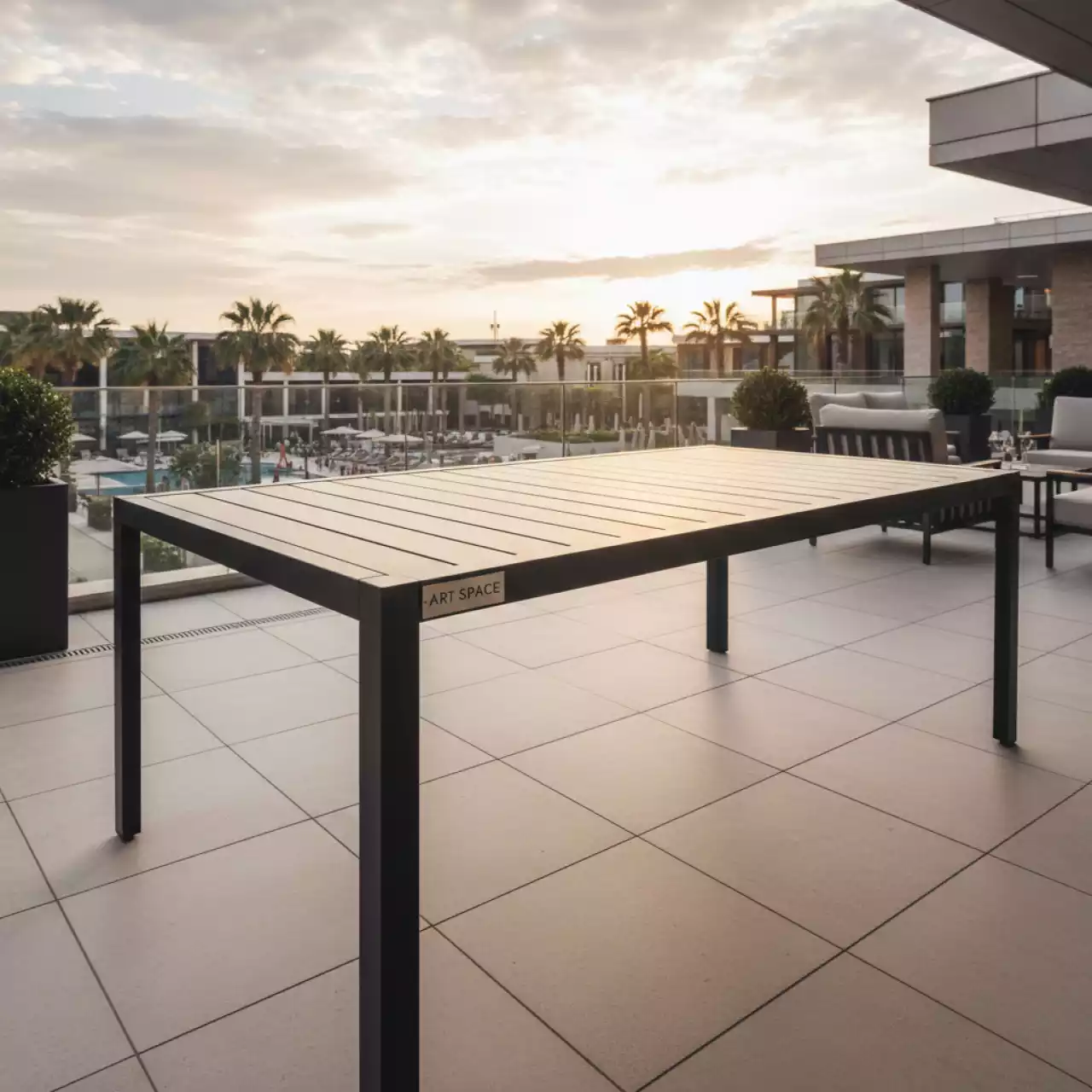 Аренда Стол Лидер 1 1200х800 уличный из реек черный шампань в Novotel Resort — ART SPACE