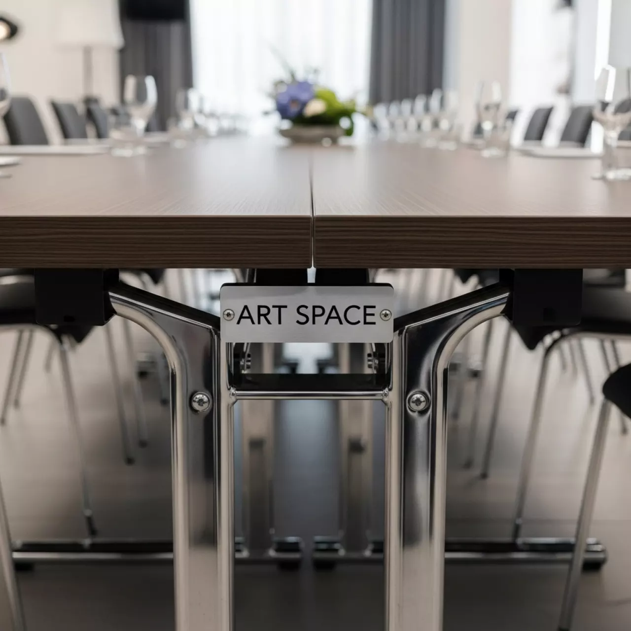 Аренда Стол Лидер 1 1200х800 венге каркас серебро в Cosmos Sochi Hotel — ART SPACE