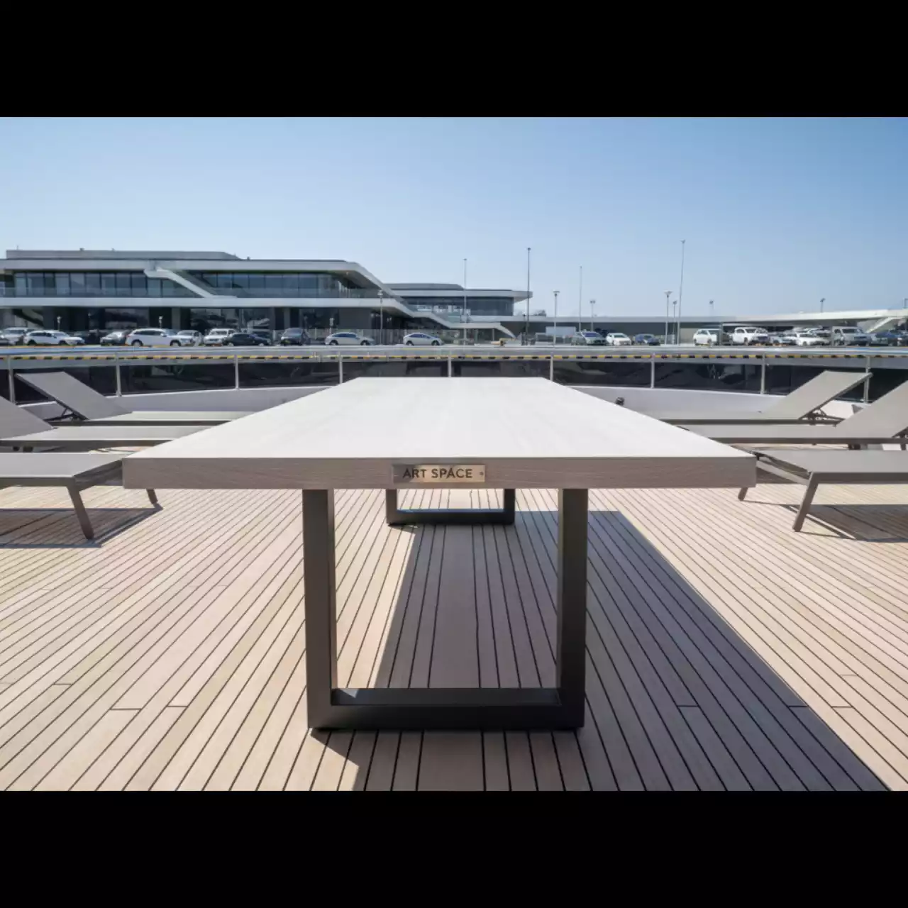 Аренда Стол Лидер 1 белый орех 900х600 мм на VIP-яхте (Имеретинский порт) — ART SPACE