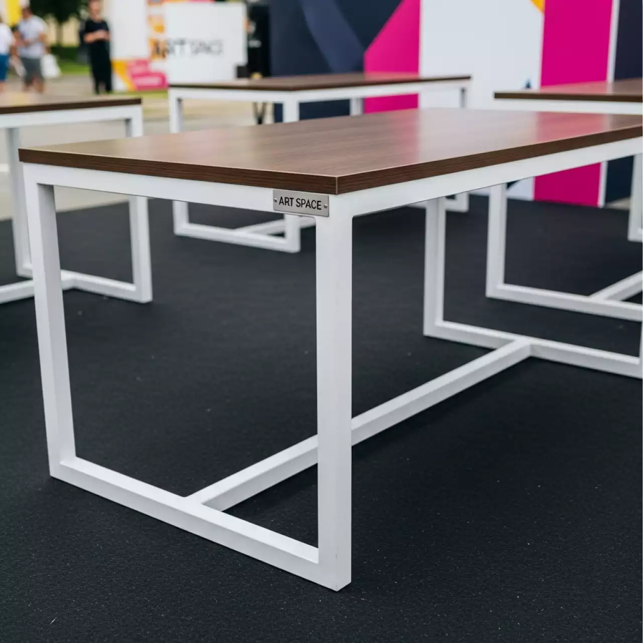 Аренда Стол Лидер 1 венге каркас белый 1200х800 в Omega Sirius — ART SPACE