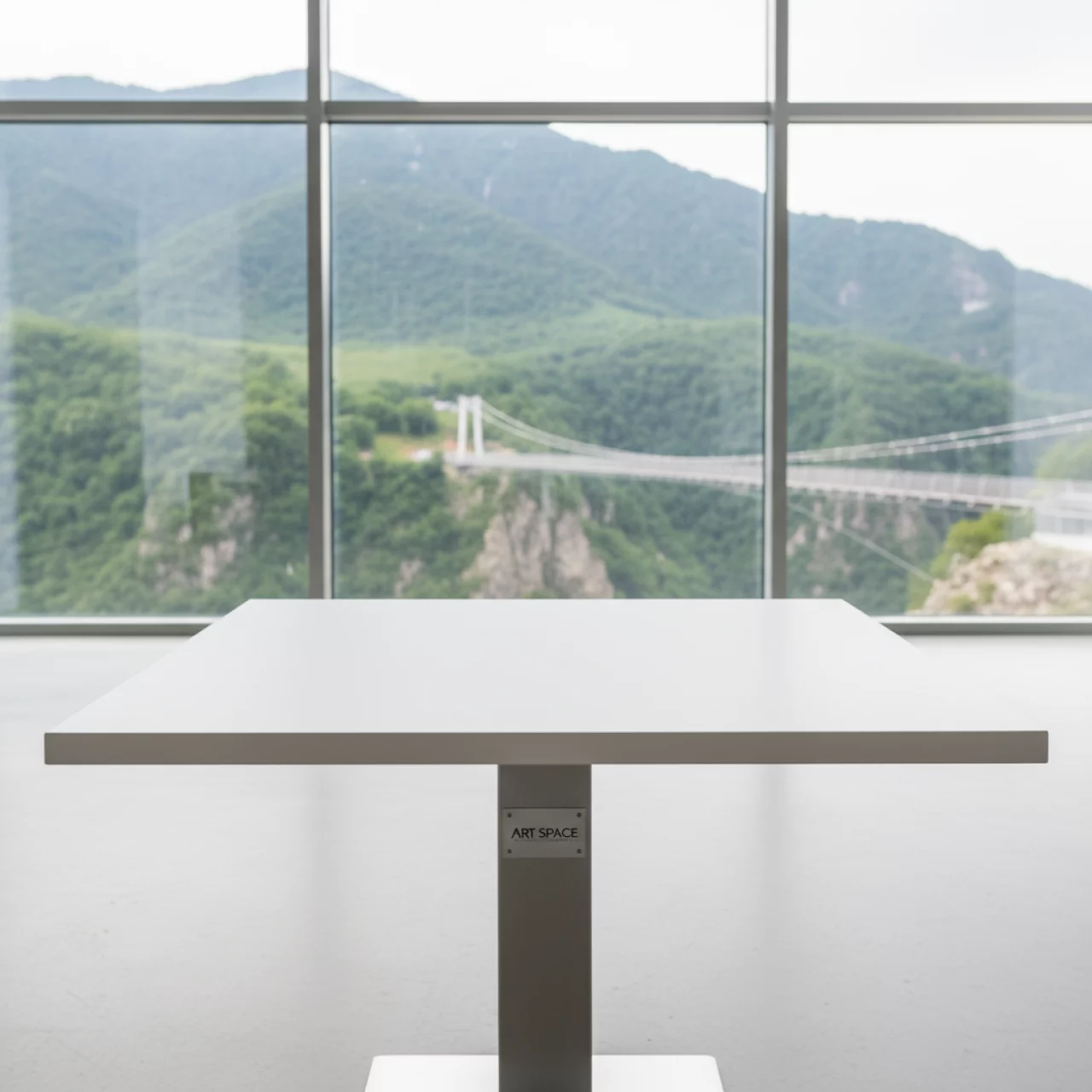 Аренда Стол Лидер 21 белый 800х800 в Skypark Sochi — ART SPACE