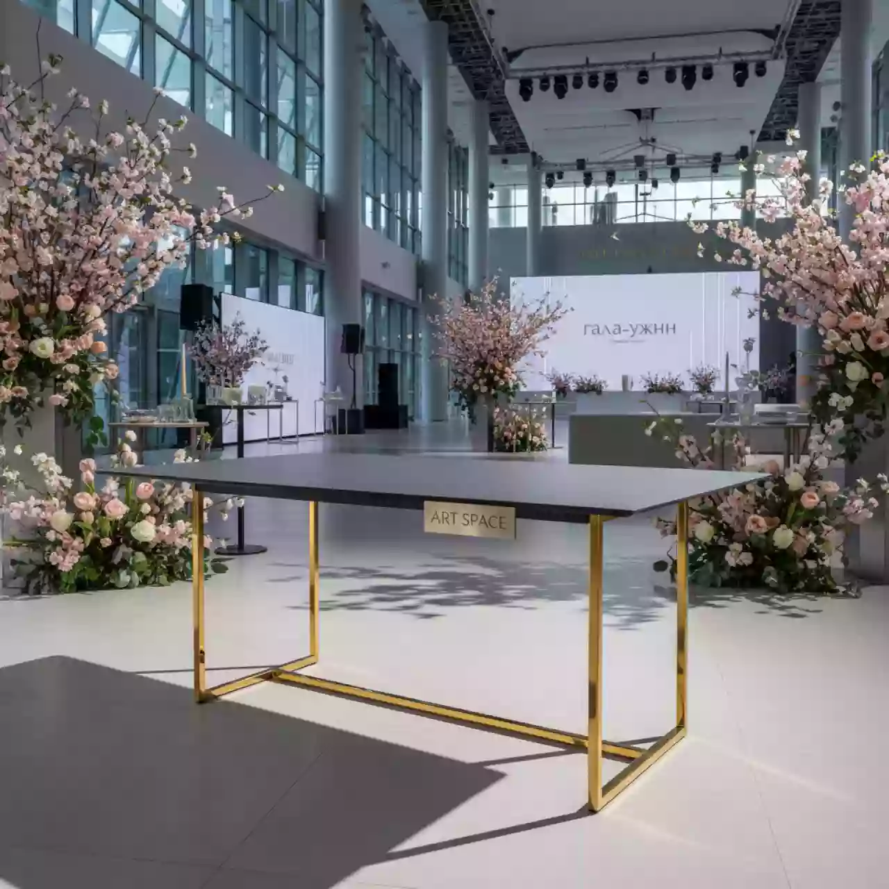 Аренда Стол Лидер 2 2000х900 серый золотой в ОКЦ «Галактика» — ART SPACE