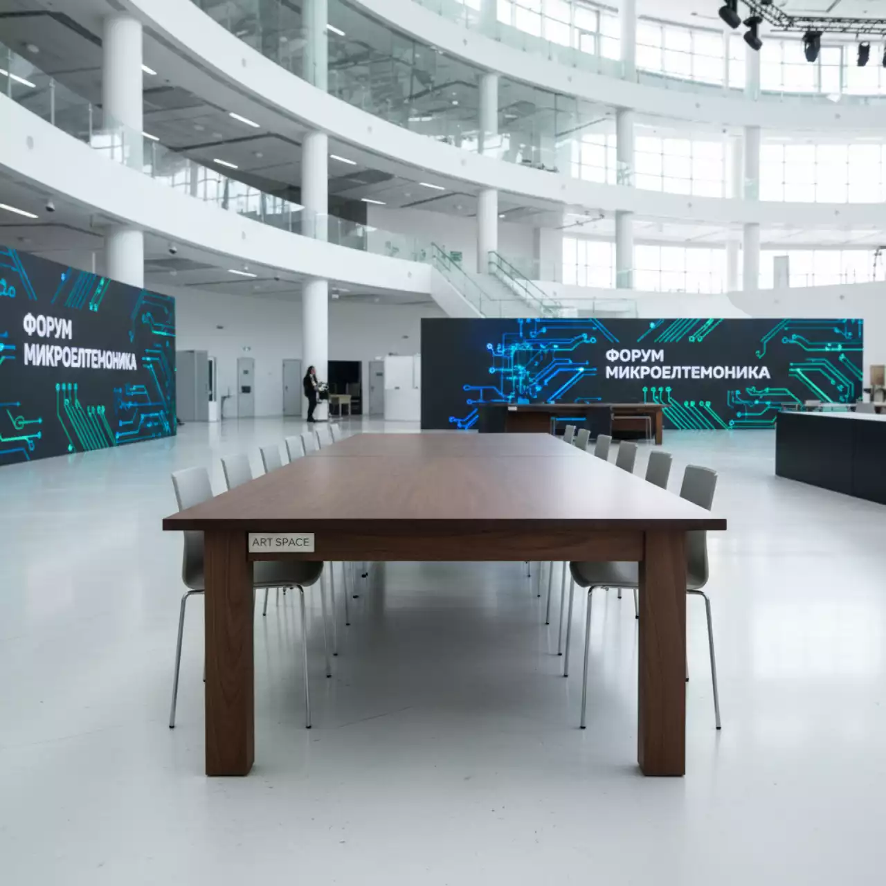 Аренда Стол Лидер 2 в Ледовом дворце «Айсберг» — ART SPACE