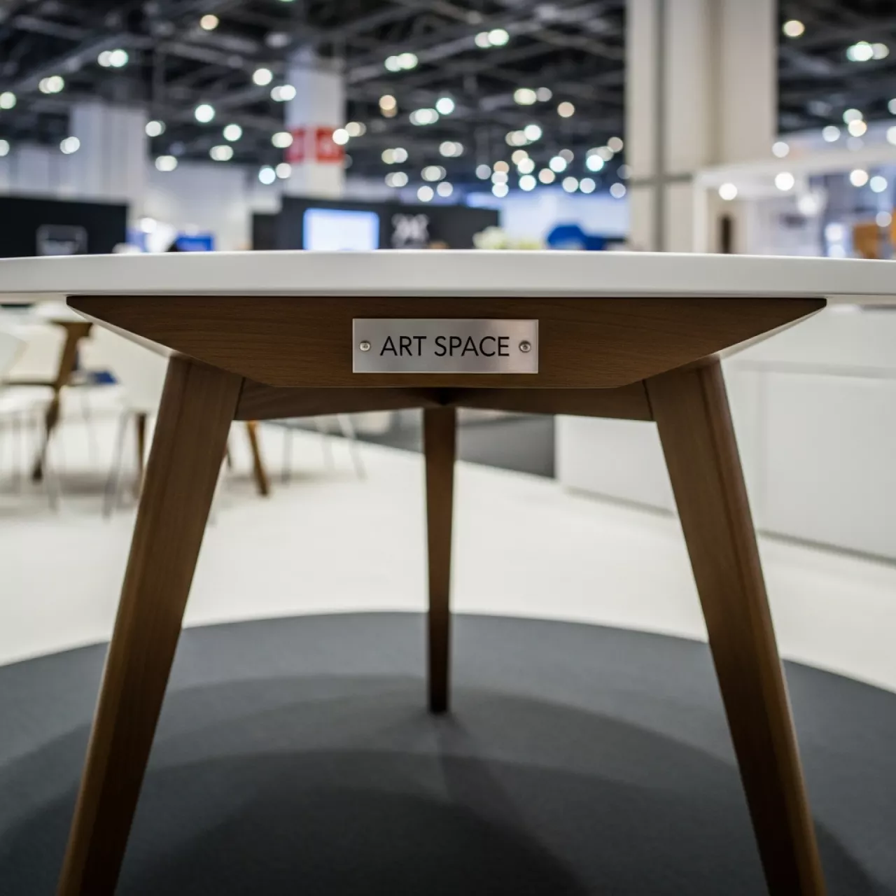 Аренда Стол Лидер 3 D1500 белый коричневый в Bridge Resort — ART SPACE