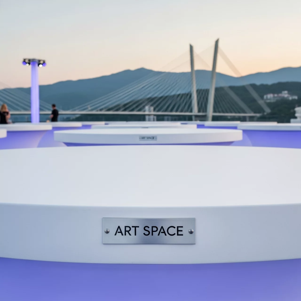 Аренда Стол Лидер 3 диаметр 1800 мм полностью белый в Skypark Sochi — ART SPACE