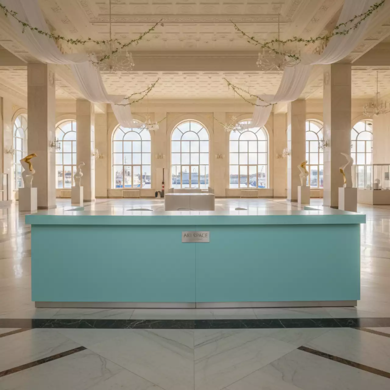 Аренда Стол Lumina без оплетения в зале «Чайка» (Морпорт) — ART SPACE