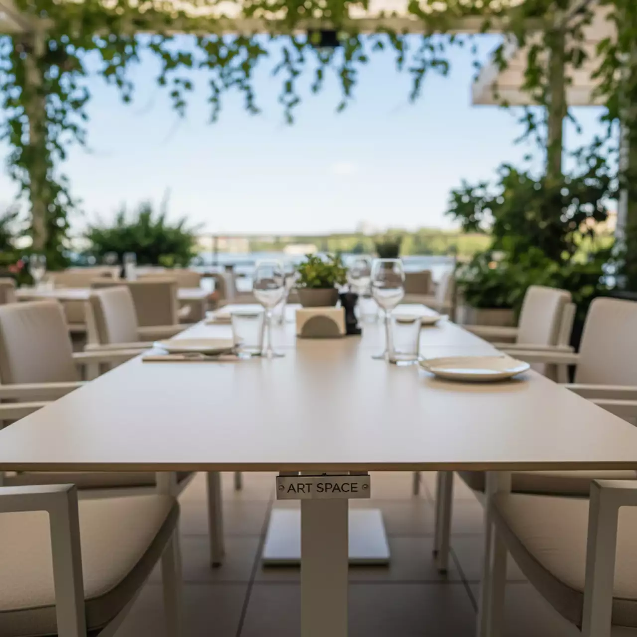 Аренда Стол Lyon в ресторане «Сыроварня» — ART SPACE