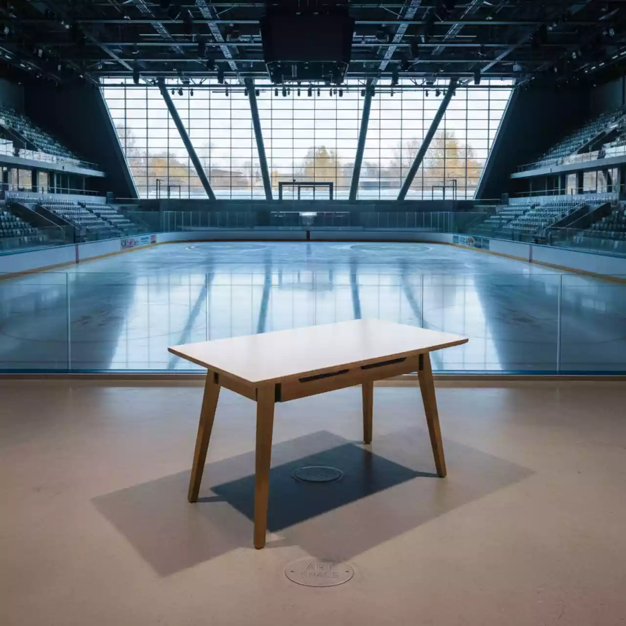 Аренда Стол механический LA M1 бук белый в ледовой арене «Шайба» — ART SPACE