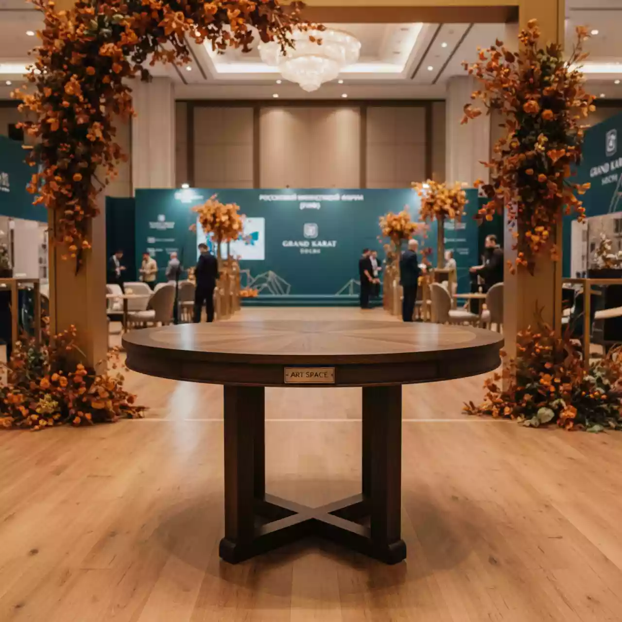 Аренда Стол Милан круглый Лента мореный дуб диаметр 100 см в Grand Karat Sochi — ART SPACE