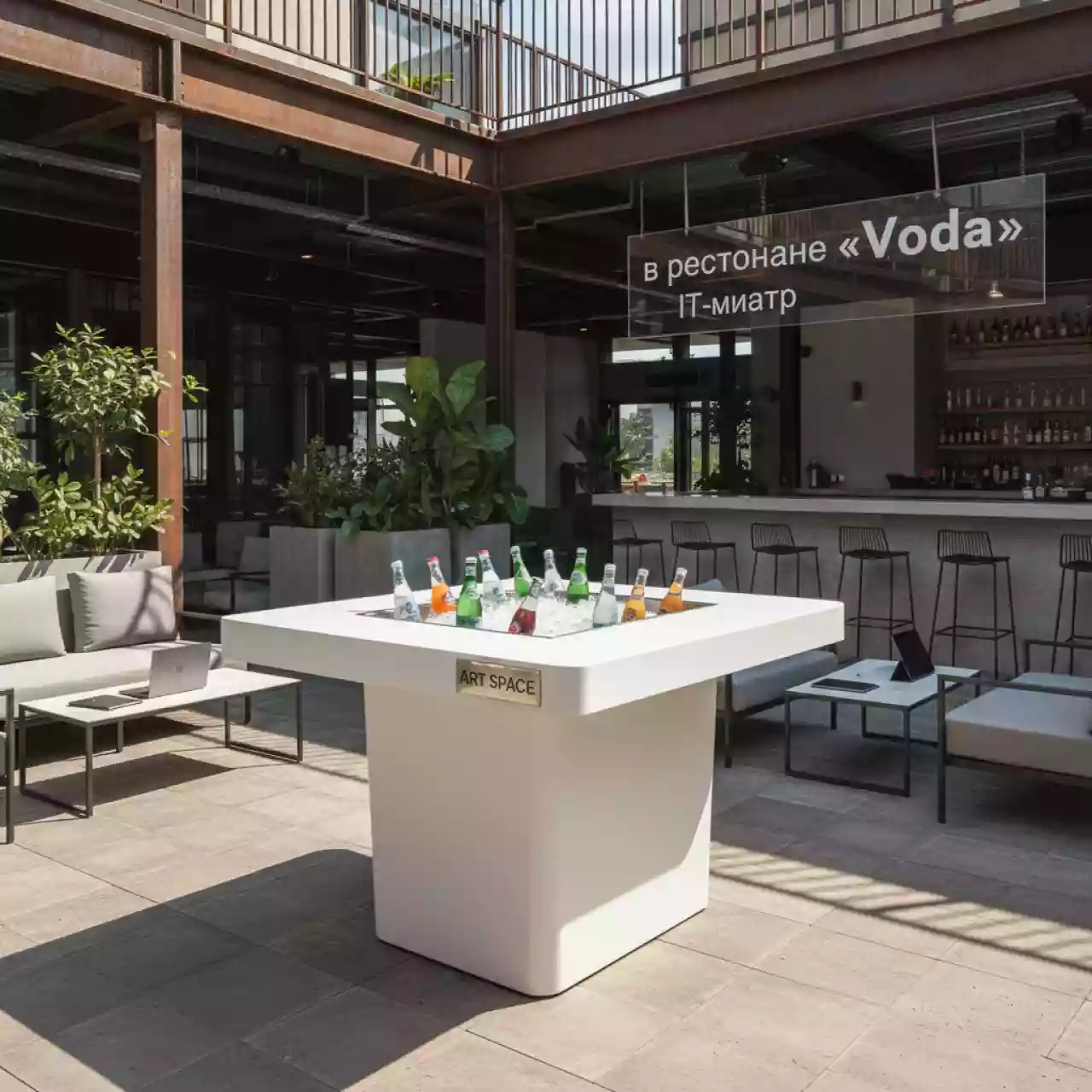 Аренда Стол мини бар пластиковый Belle Cool Bar в ресторане «Voda» — ART SPACE