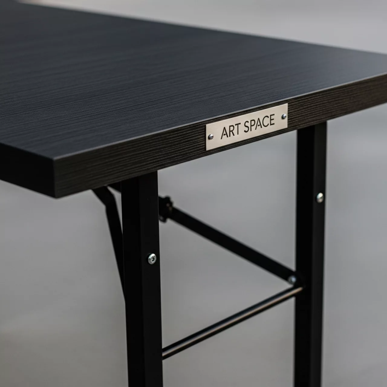 Аренда Стол мобильный складной дуб сафари антрацит 140х70 см в Skypark Sochi — ART SPACE