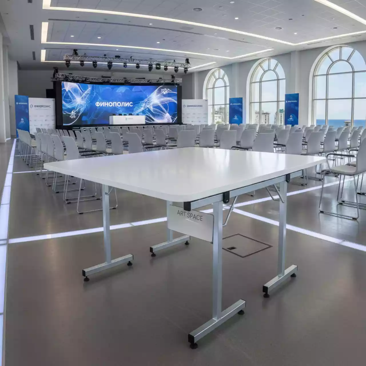 Аренда Стол мобильный складной радиусный Кронберг белый 25 мм 140х70 в Pullman Sochi Centre — ART SPACE