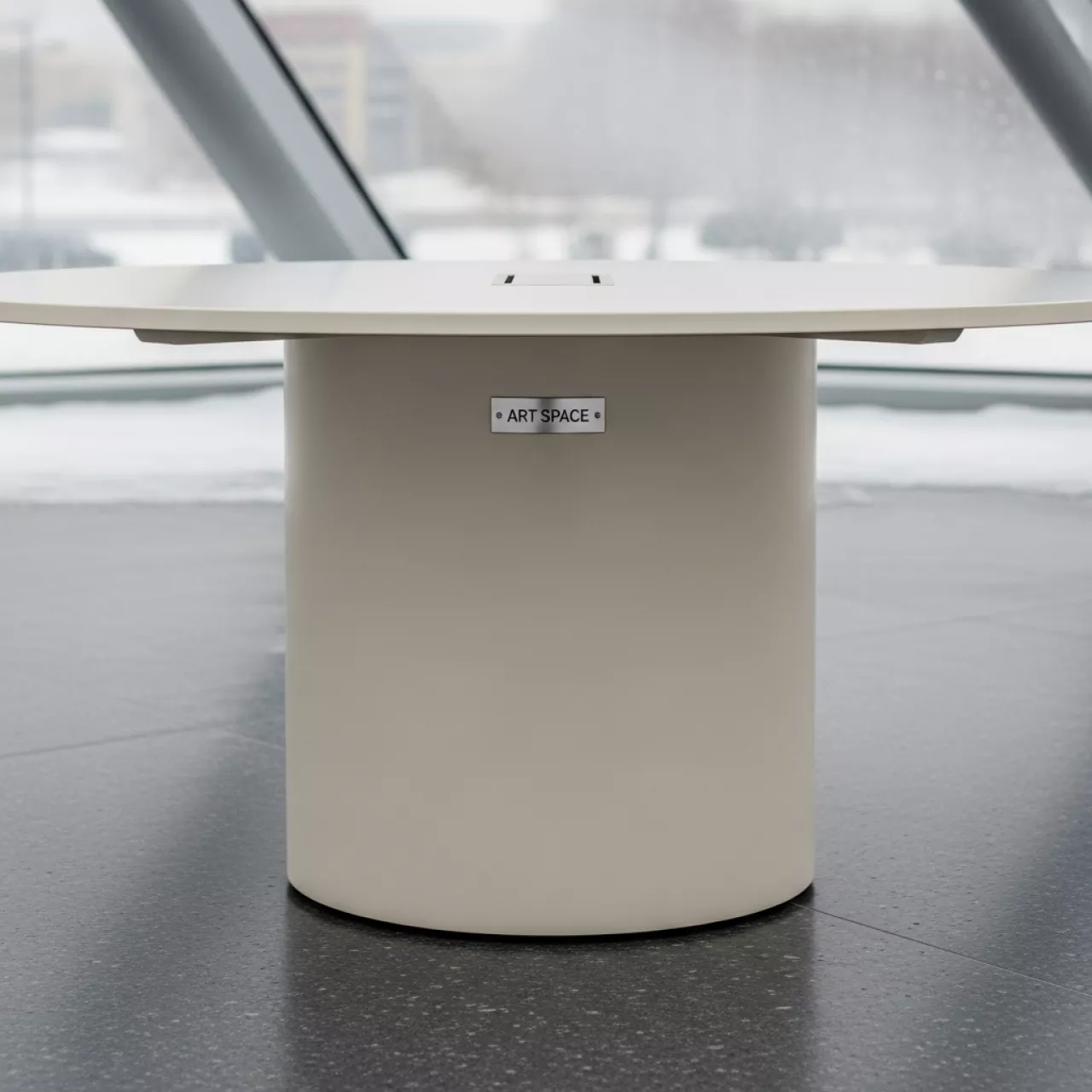 Аренда Стол Монте К 90 слоновая кость в ледовом дворце «Большой» — ART SPACE