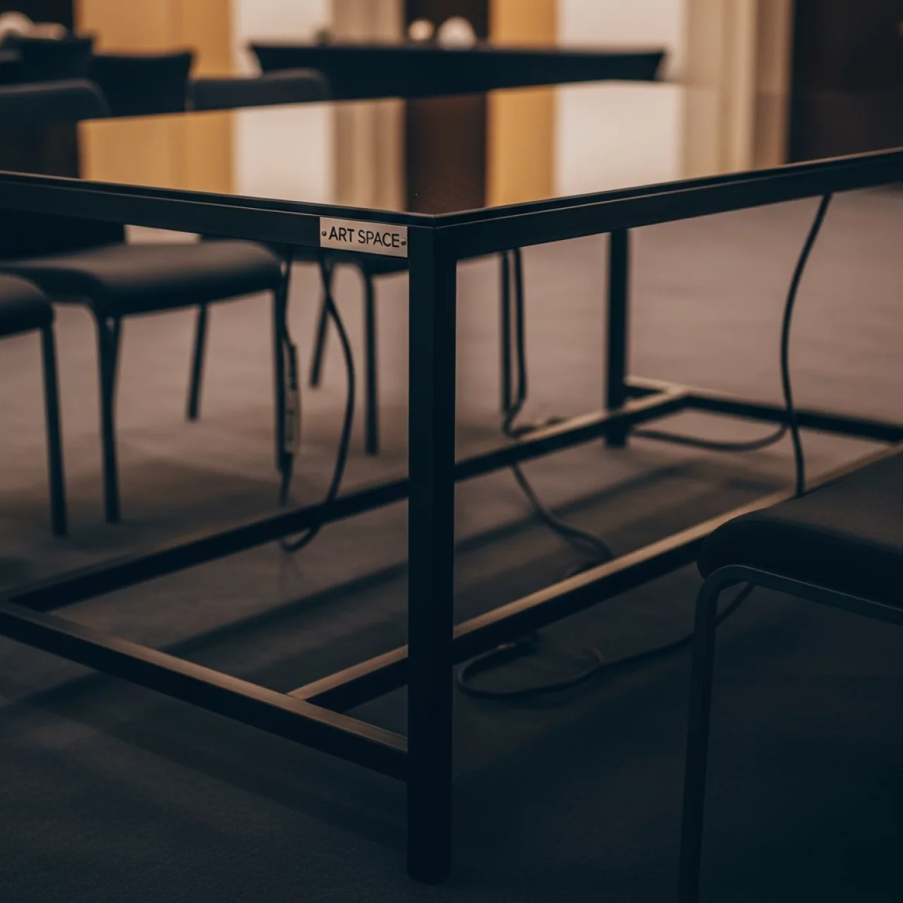 Аренда Стол Нора черный матовый с зеркальной столешницей в Radisson Blu Resort & Congress Centre — ART SPACE