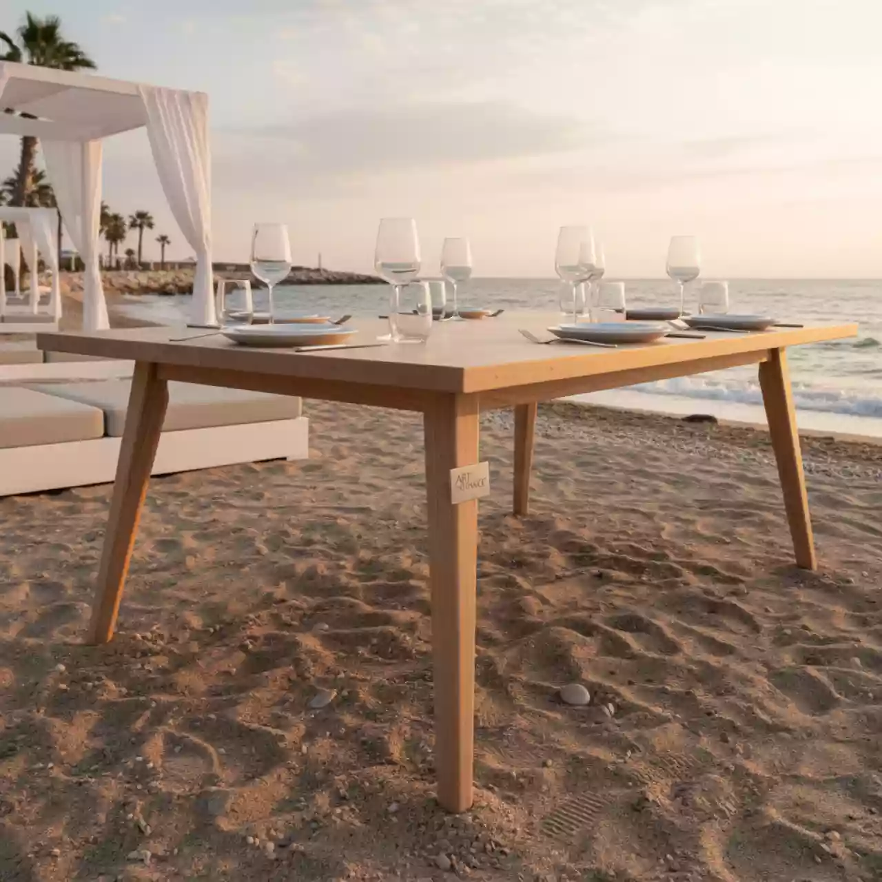 Аренда Стол обеденный деревянный Butler в пляжном комплексе VinoGrad — ART SPACE