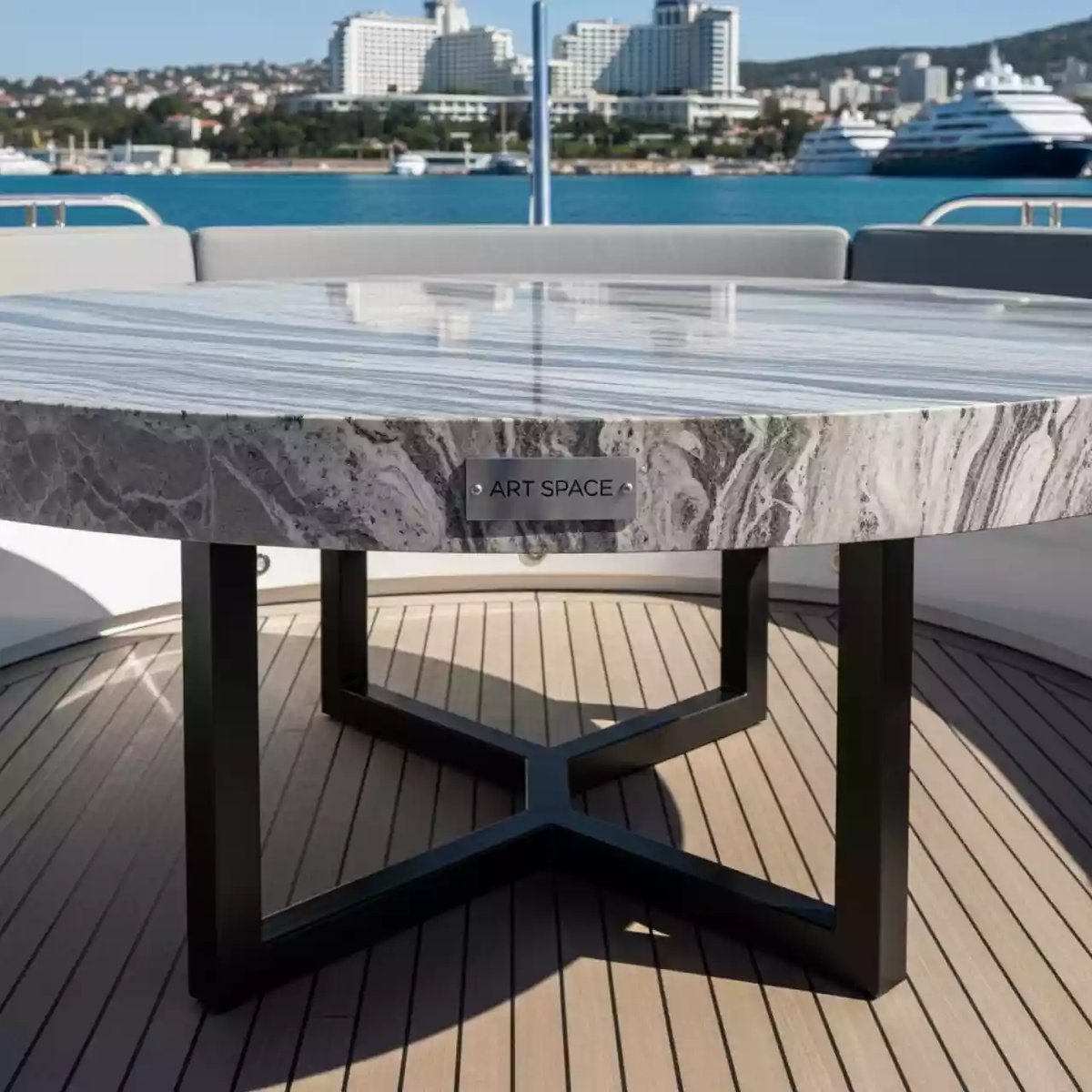 Аренда Стол обеденный каменный Mali Ø150 на VIP теплоходе (Морпорт Сочи) — ART SPACE