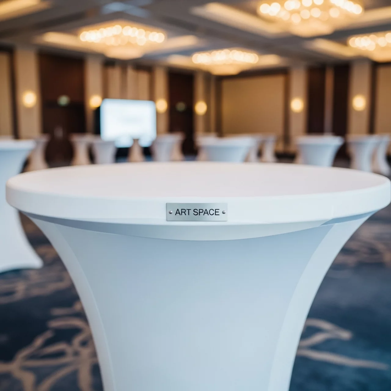 Аренда Стол обеденный пластиковый Ikon белый Ø790х710 мм в отеле «Звездный» — ART SPACE