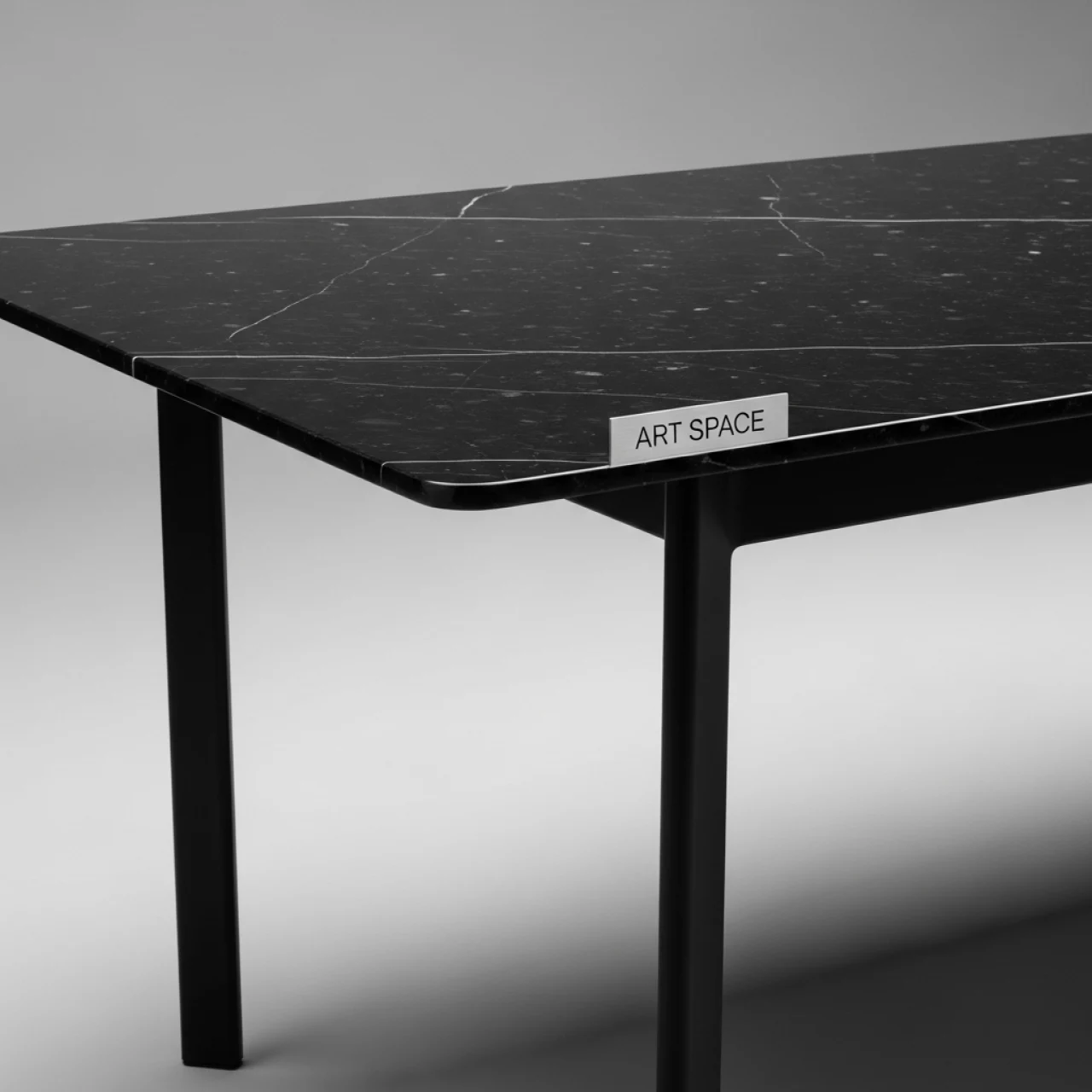 Аренда Стол обеденный Shere черный мрамор в пляжном клубе Del Mar — ART SPACE