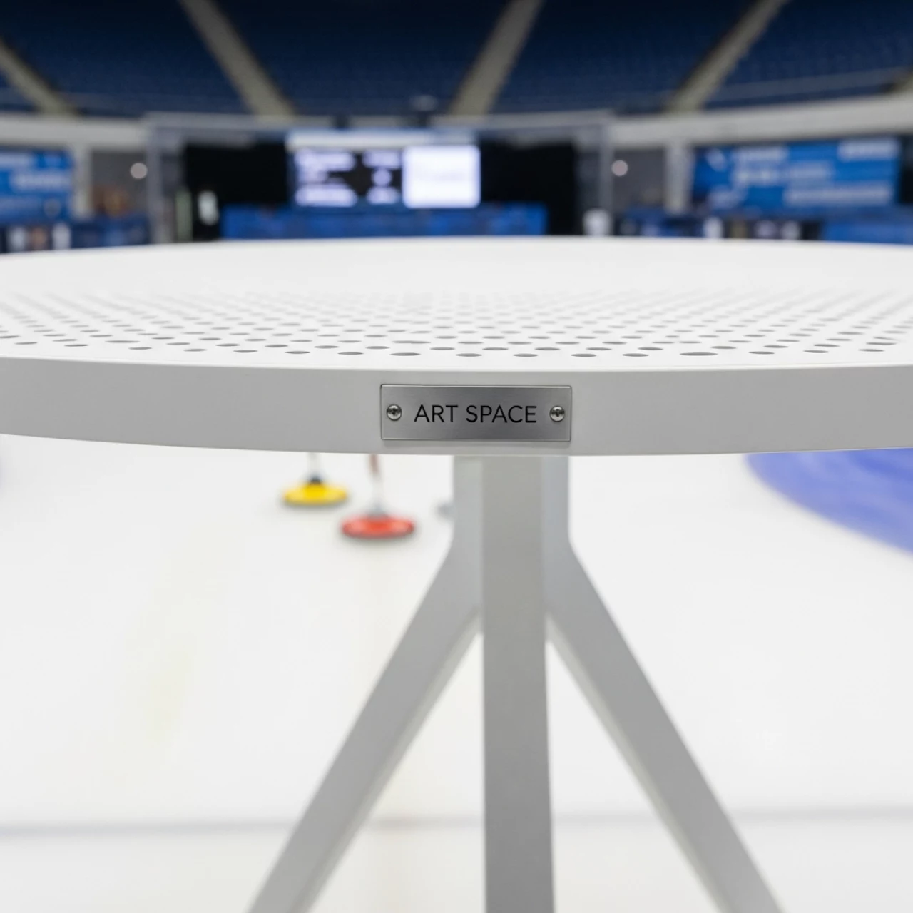 Аренда Стол обеденный Spritz пластиковый белый в Керлинговом центре «Ледяной куб» — ART SPACE