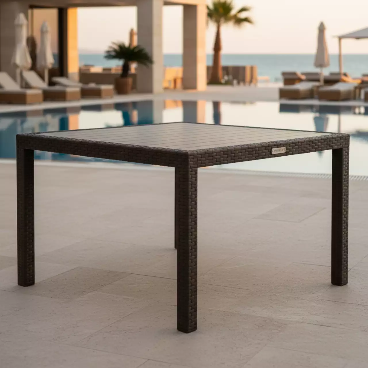 Аренда Стол обеденный YALTA KVATRO 95х95 темно коричневый пластик под искусственный ротанг в Sport Inn Hotel & Wellness — ART SPACE