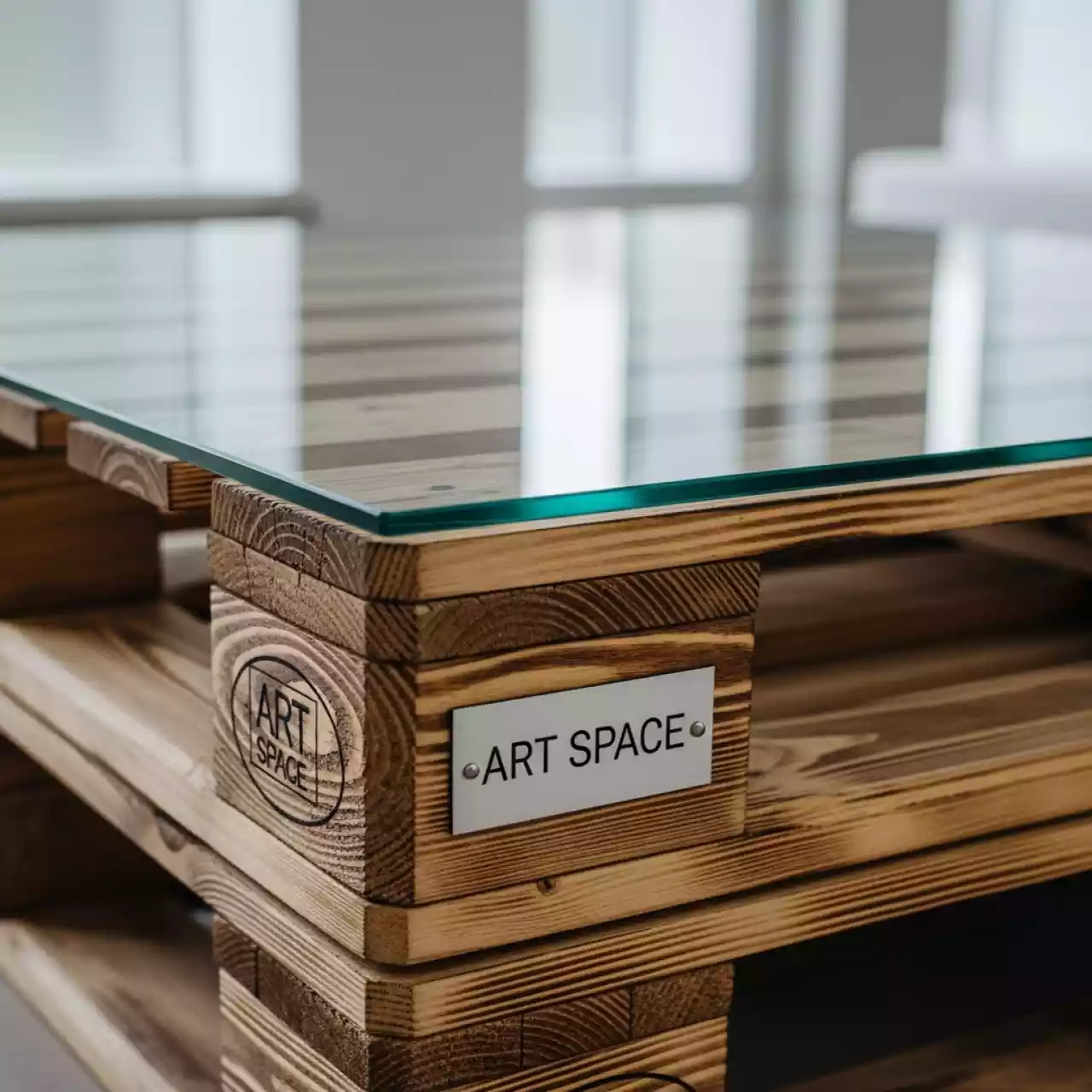 Аренда Стол обожженный из паллет с прозрачной столешницей в отеле «Звездный» — ART SPACE