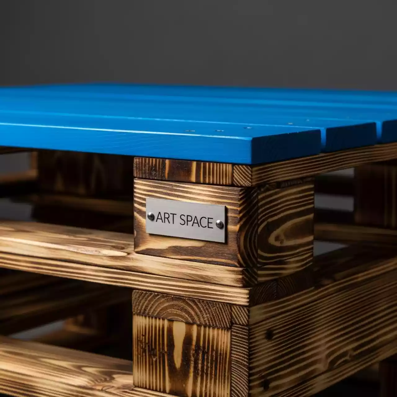 Аренда Стол обожженный из паллет с синей столешницей в ледовой арене «Шайба» — ART SPACE