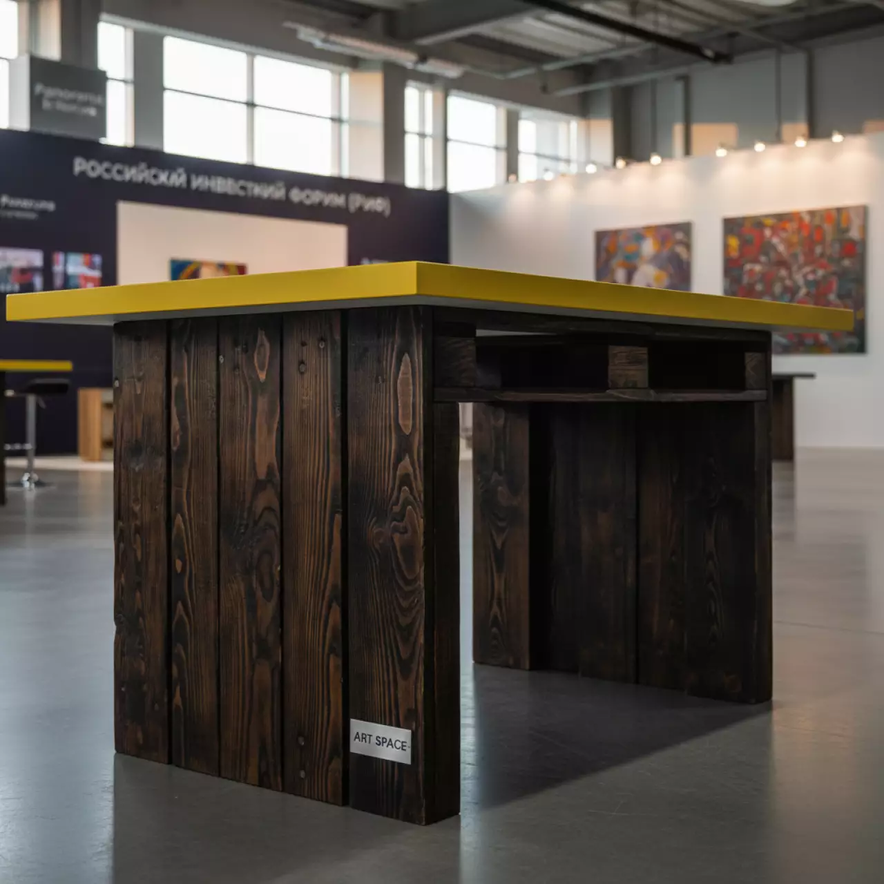 Аренда Стол обожженный из паллет с желтой столешницей в Panorama by Mercure — ART SPACE