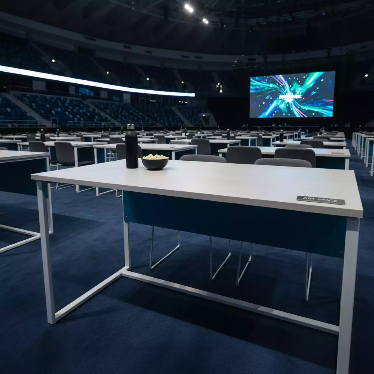 Аренда Стол офисный эконом в ледовом дворце «Большой» — ART SPACE
