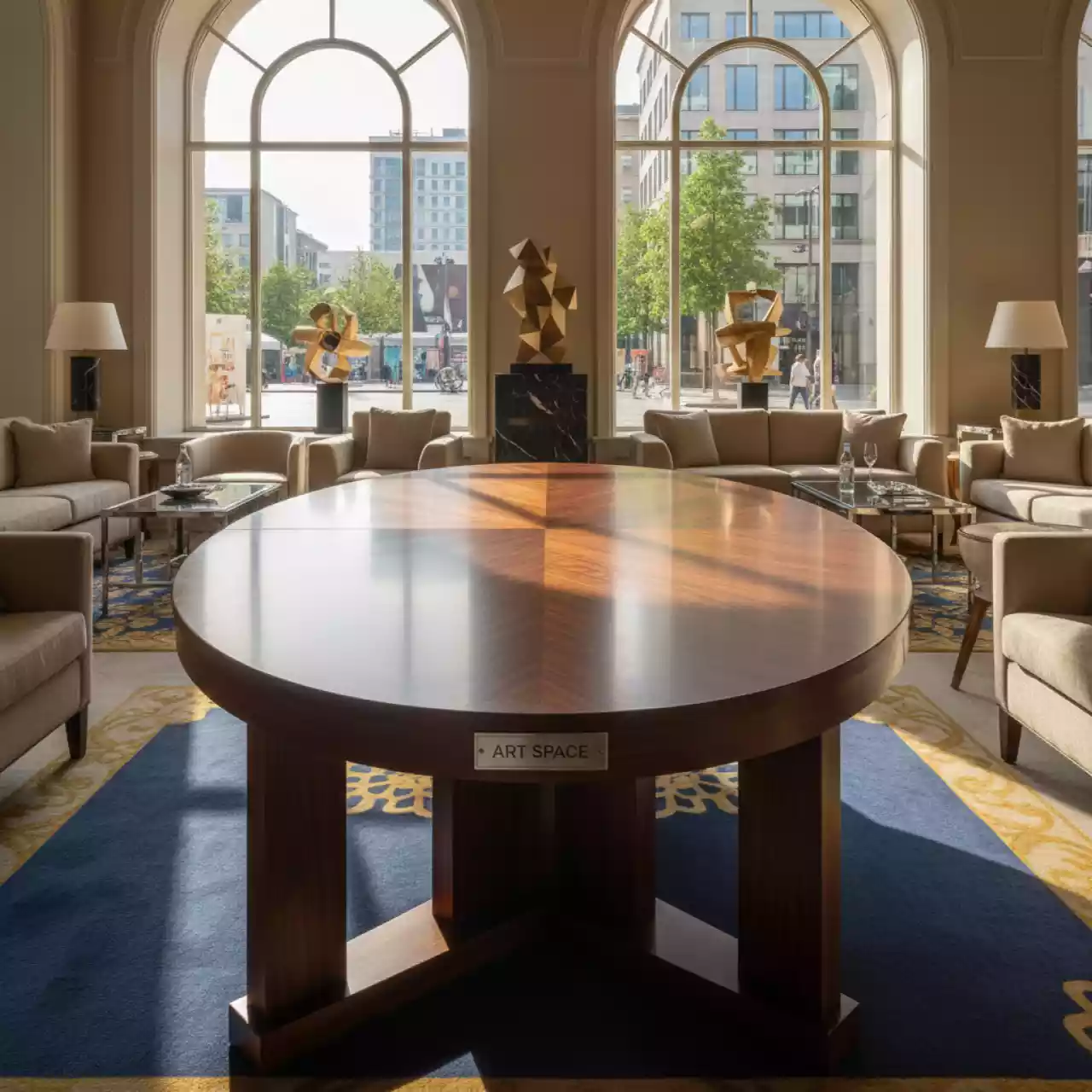 Аренда Стол овальный для переговоров коричневый в Red Arena — ART SPACE