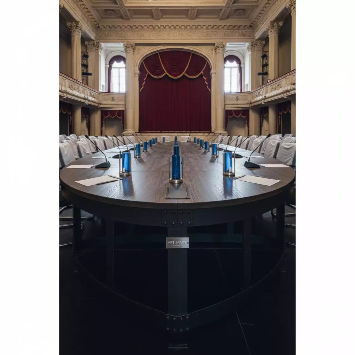 Аренда Стол овальный для переговоров в Зимнем театре — ART SPACE