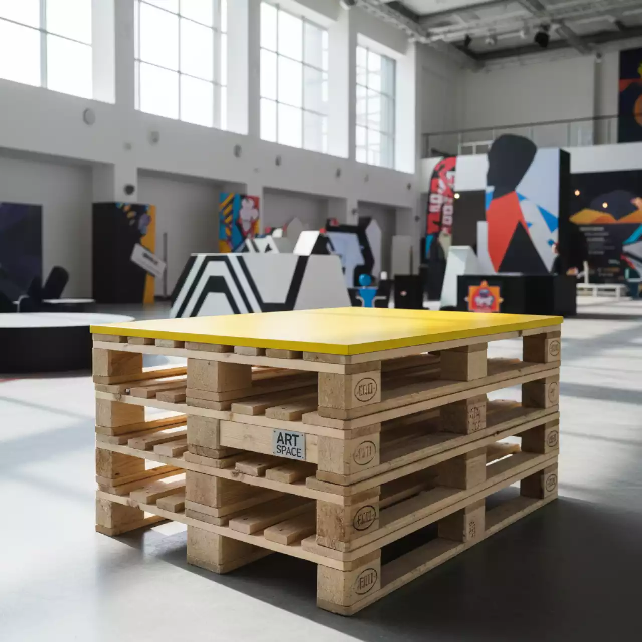 Аренда Стол паллетный деревянный с желтой столешницей в отеле «Богатырь» — ART SPACE